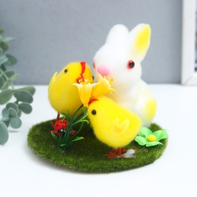 Сувенир пасхальный &quot;Кролик и два цыплёнка на травке с цветком&quot; 12х12х10,5 см