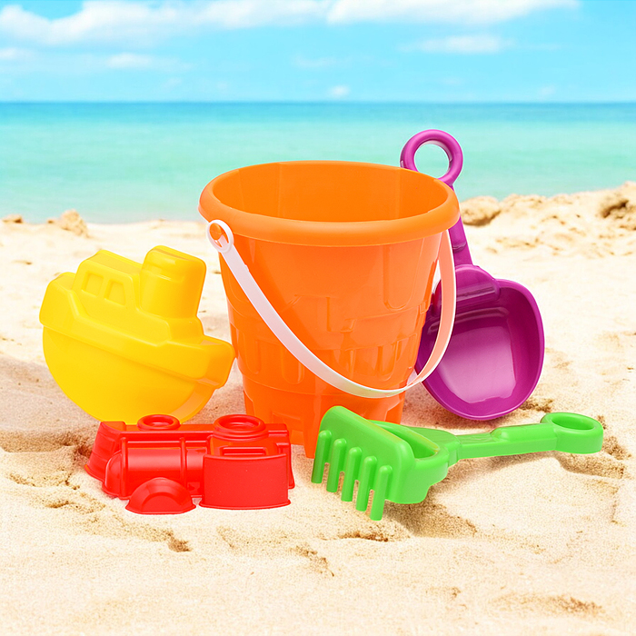 Фото к товару Набор песочный №13 (ведро+лопатка+грабли+2 формочки транспорт) Набор песочный №13 (ведро+лопатка+грабли+2 формочки транспорт)