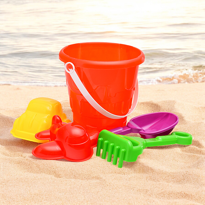 Фото к товару Набор песочный №13 (ведро+лопатка+грабли+2 формочки транспорт) Набор песочный №13 (ведро+лопатка+грабли+2 формочки транспорт)