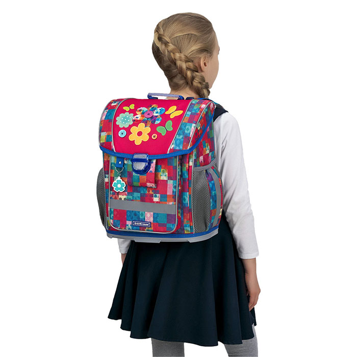 Фото к товару Ранец с пластиковым дном ErgoLine® 16L Patchwork Ранец с пластиковым дном ErgoLine® 16L Patchwork