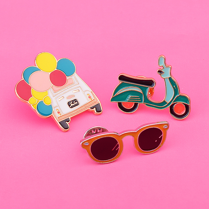 Фото к товару Набор значков "Holidays in Italy" эмалированные, размер изделий: автобус 3,2x3,5 см, скутер Набор значков "Holidays in Italy" эмалированные, размер изделий: автобус 3,2x3,5 см, скутер