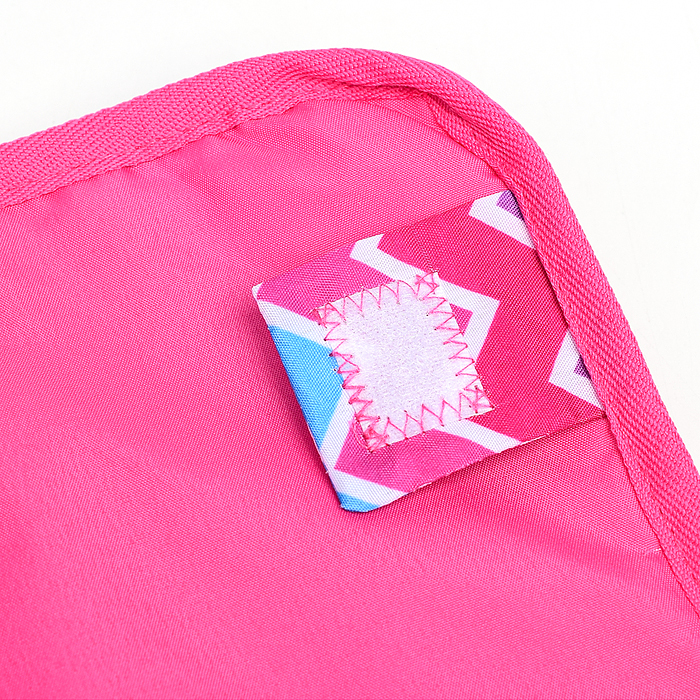 Фото к товару Набор аксессуаров для кукол (стульчик для кормления, коляска, кроватка, сумка), цвет розовый зигзаг Набор аксессуаров для кукол (стульчик для кормления, коляска, кроватка, сумка), цвет розовый зигзаг