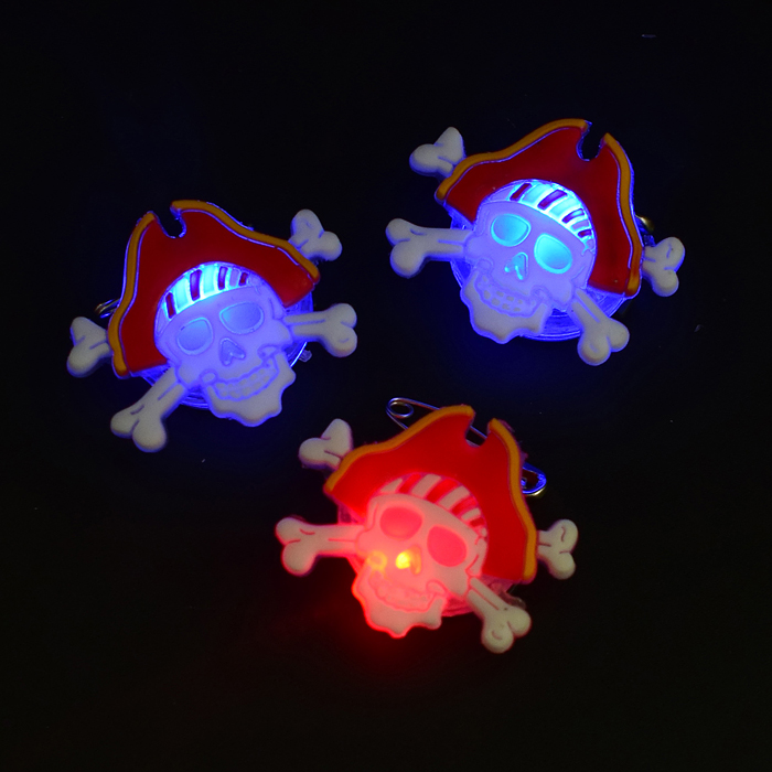 Фото к товару Значок 00-2901 "Пиратский череп" с подсветкой Значок 00-2901 "Пиратский череп" с подсветкой