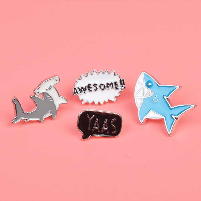 Фото к товару Набор значков "Shark" эмалированные, размер изделий: awesome!! 1,5x1,5 см, yaas 3x2 см, гол Набор значков "Shark" эмалированные, размер изделий: awesome!! 1,5x1,5 см, yaas 3x2 см, гол