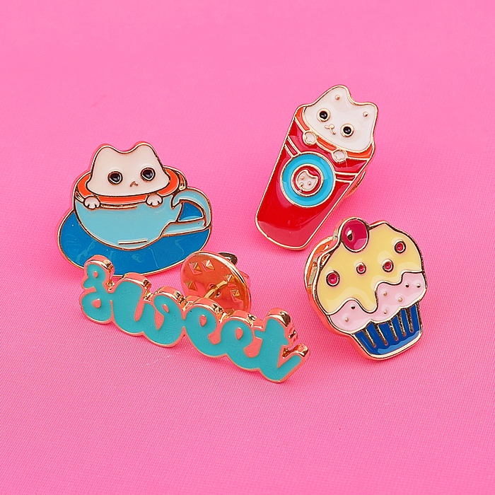 Фото к товару Набор значков "Sweetie!" эмалированные, размер изделий: кот 2,2x1,9 см, кот в чашке 1,2x2,4 Набор значков "Sweetie!" эмалированные, размер изделий: кот 2,2x1,9 см, кот в чашке 1,2x2,4