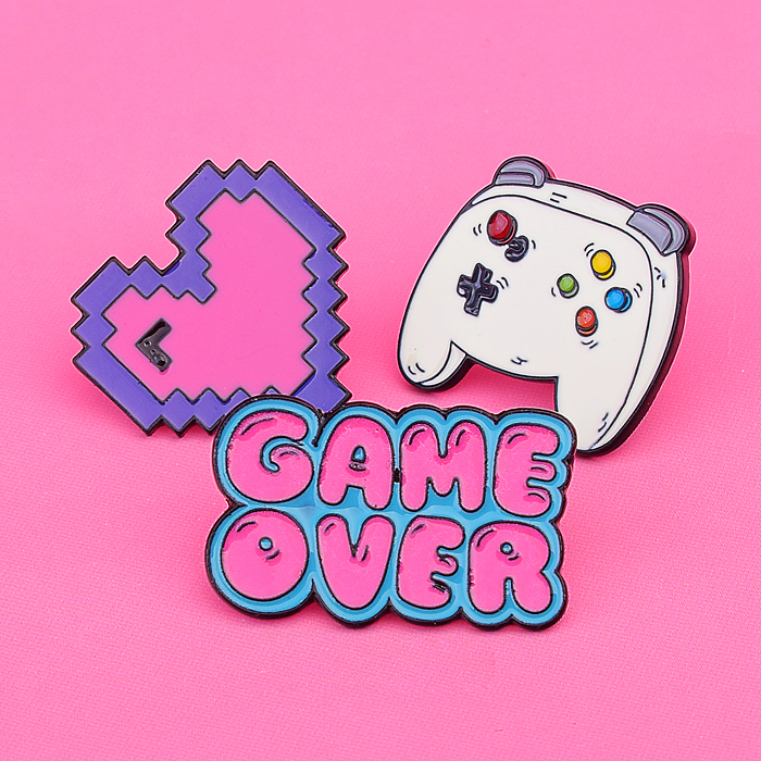 Фото к товару Набор значков "Game over" эмалированные, размер изделий: Game over 3,6x2,2 см, сердце 2,9x2 Набор значков "Game over" эмалированные, размер изделий: Game over 3,6x2,2 см, сердце 2,9x2