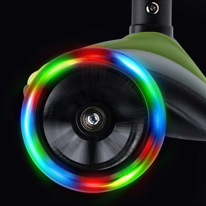 Фото к товару Самокат трёхколёсный R0200 ROCKET светящиеся колеса PU, дека, рулевая стойка, цвет черно-зеленый Самокат трёхколёсный R0200 ROCKET светящиеся колеса PU, дека, рулевая стойка, цвет черно-зеленый