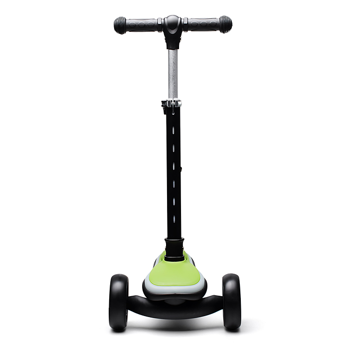 Фото к товару Самокат трёхколёсный R0200 ROCKET светящиеся колеса PU, дека, рулевая стойка, цвет черно-зеленый Самокат трёхколёсный R0200 ROCKET светящиеся колеса PU, дека, рулевая стойка, цвет черно-зеленый