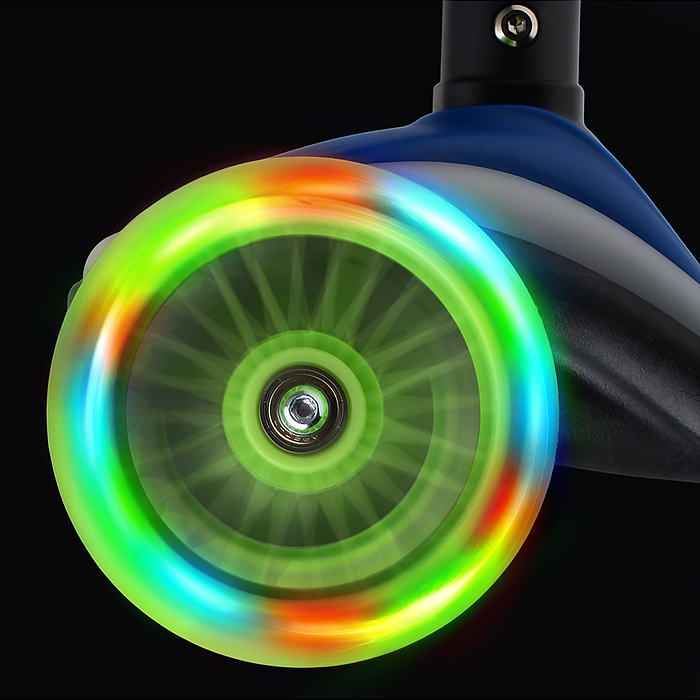 Фото к товару Самокат трёхколёсный R0200 ROCKET светящиеся колеса PU, дека, рулевая стойка, цвет зелено-синий Самокат трёхколёсный R0200 ROCKET светящиеся колеса PU, дека, рулевая стойка, цвет зелено-синий