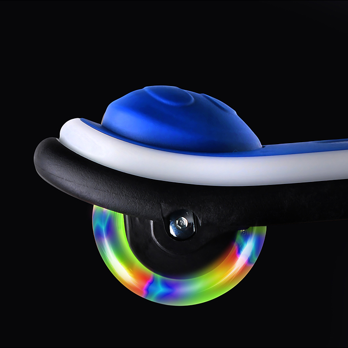 Фото к товару Самокат трёхколёсный R0200 ROCKET светящиеся колеса PU, дека, рулевая стойка, цвет зелено-синий Самокат трёхколёсный R0200 ROCKET светящиеся колеса PU, дека, рулевая стойка, цвет зелено-синий