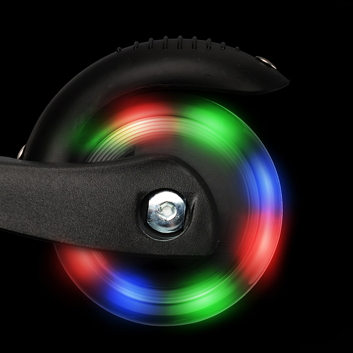 Фото к товару Самокат 3-х колесный ROCKET,колеса PU со светом, светящаяся стойка, ABEC 7, черный Самокат 3-х колесный ROCKET,колеса PU со светом, светящаяся стойка, ABEC 7, черный