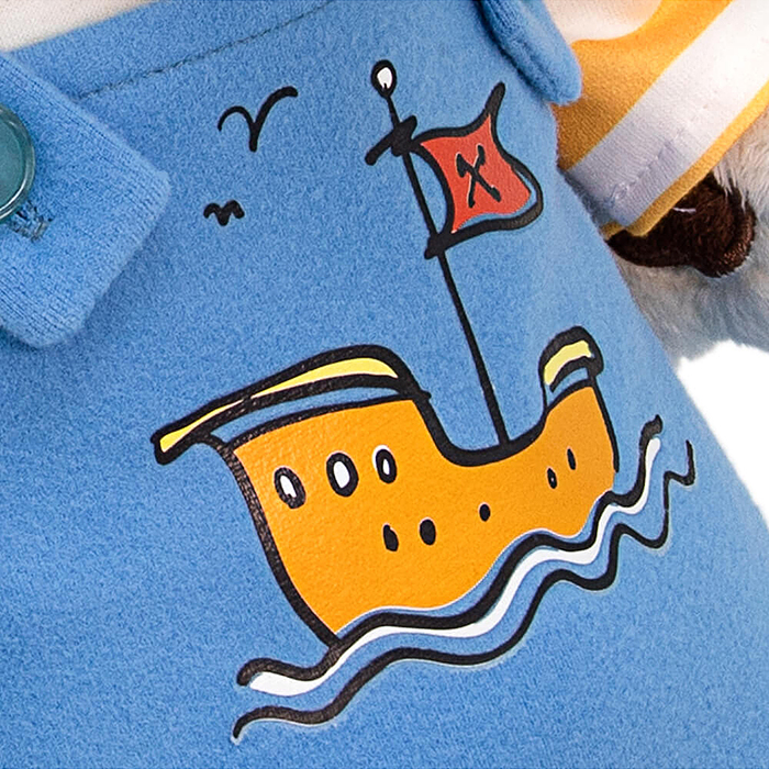 Собака Бартоломей в комбинезоне с корабликом