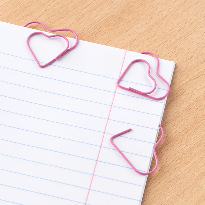 Фото к товару Скрепки фигурные сердечко L28 мм 12 шт., пластик. коробка, европодвес, розовые Скрепки фигурные сердечко L28 мм 12 шт., пластик. коробка, европодвес, розовые