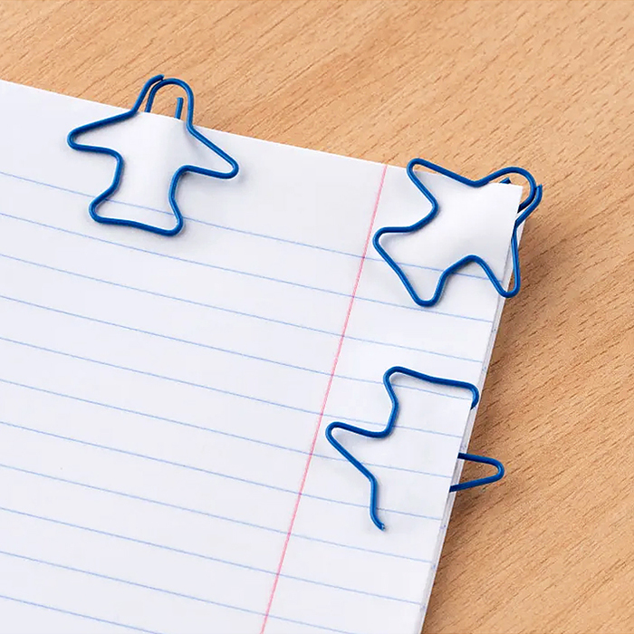 Фото к товару Скрепки фигурные самолет L28 мм, 12 шт.,пластик.коробка, европодвес синие Скрепки фигурные самолет L28 мм, 12 шт.,пластик.коробка, европодвес синие