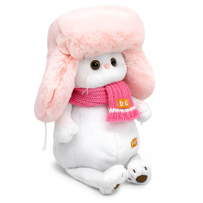 Кошка Ли-Ли в меховой шапке и шарфе