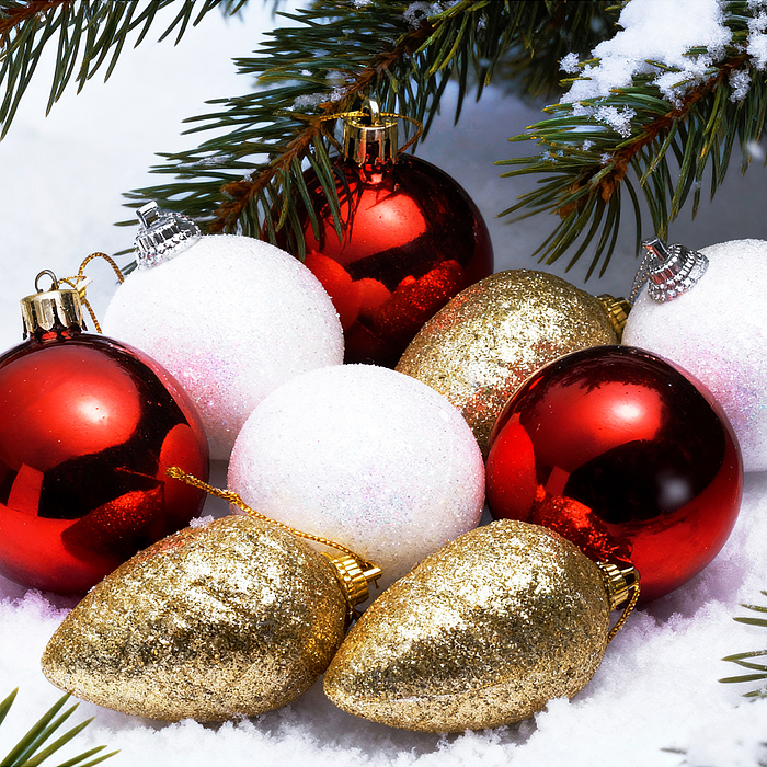 Фото к товару Набор новогодних украшений S2628 (золотые шишки, красные/белые шарики, 10шт х 5см) Набор новогодних украшений S2628 (золотые шишки, красные/белые шарики, 10шт х 5см)