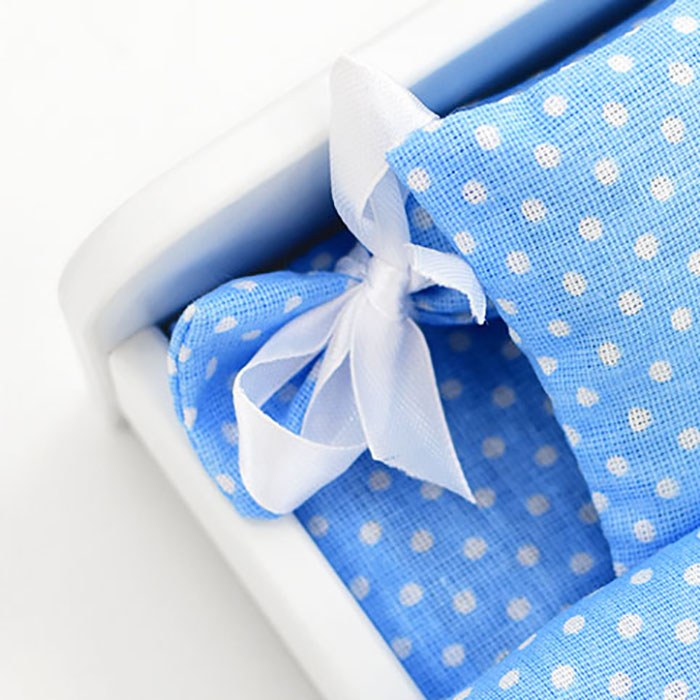 Фото к товару Постельное бельё голубое в горошек для барби Постельное бельё голубое в горошек для барби