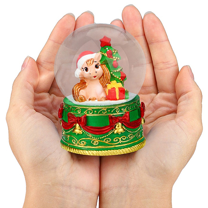 Новогодний сувенир Снежный шар "Лошадка под ёлочкой" d=6,5см 