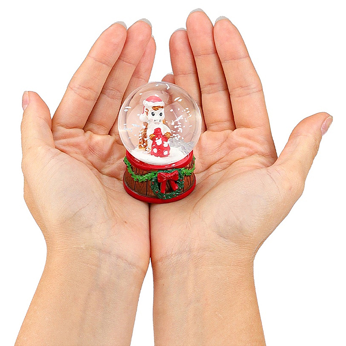 Новогодний сувенир Снежный шар "Лошадка с мешочком" d=4,5см