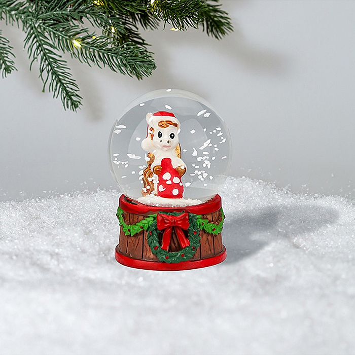 Новогодний сувенир Снежный шар "Лошадка с мешочком" d=4,5см