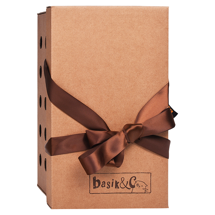 Кот Басик в белой меховой шапке