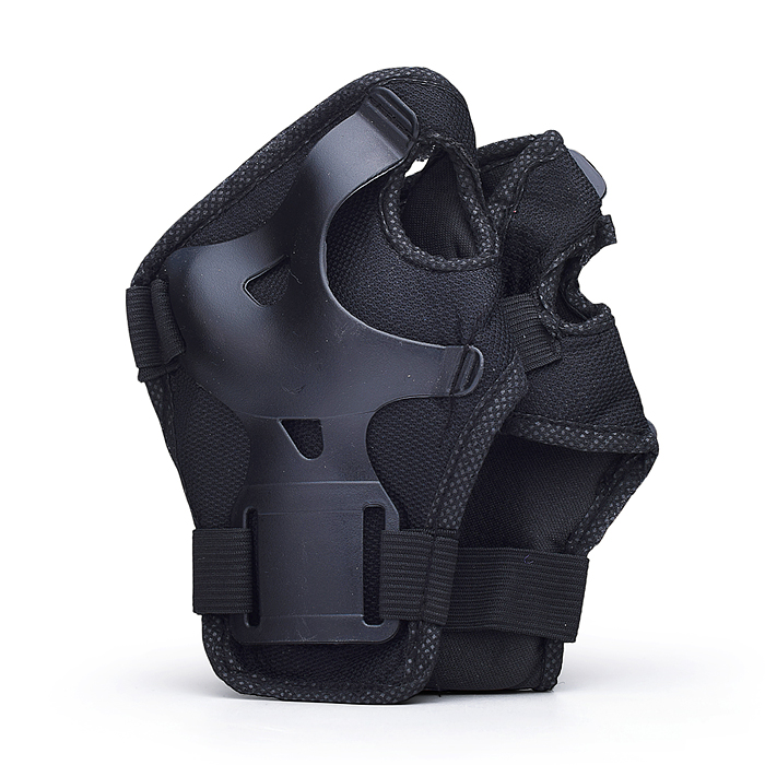 Ролики детские, размер M, черные (со шлемом и защитным снаряжением)